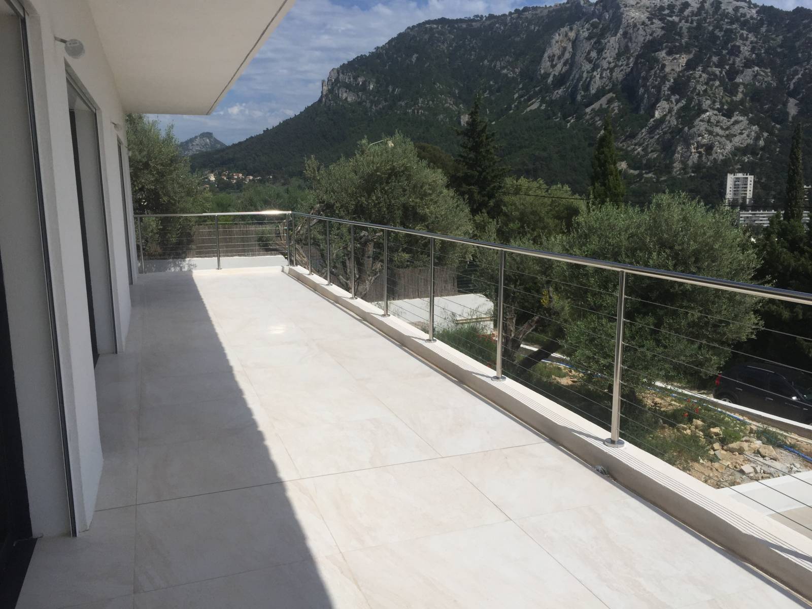 Une rambarde design en tube rond inox, qui non seulement sécurise mais apporte aussi une vraie plus-value à l’extérieur de la maison.