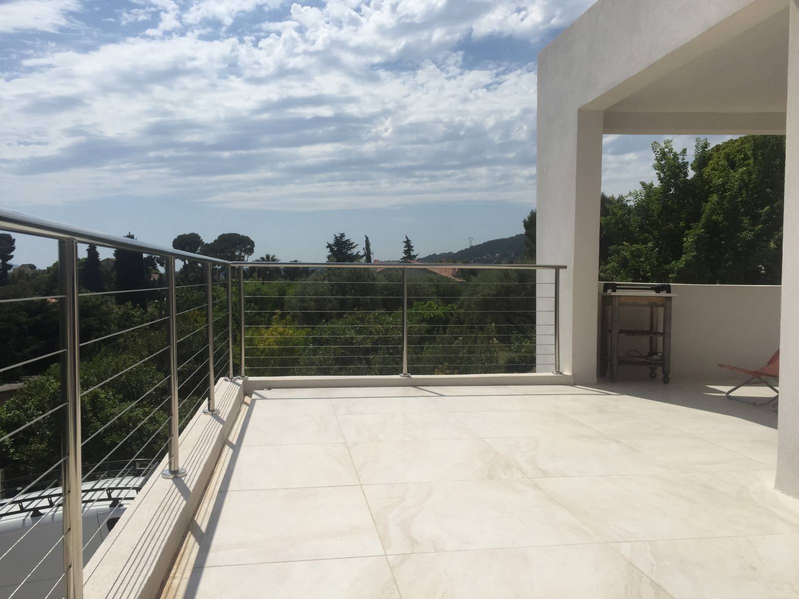 Une rambarde design en tube rond inox, qui non seulement sécurise mais apporte aussi une vraie plus-value à l’extérieur de la maison.