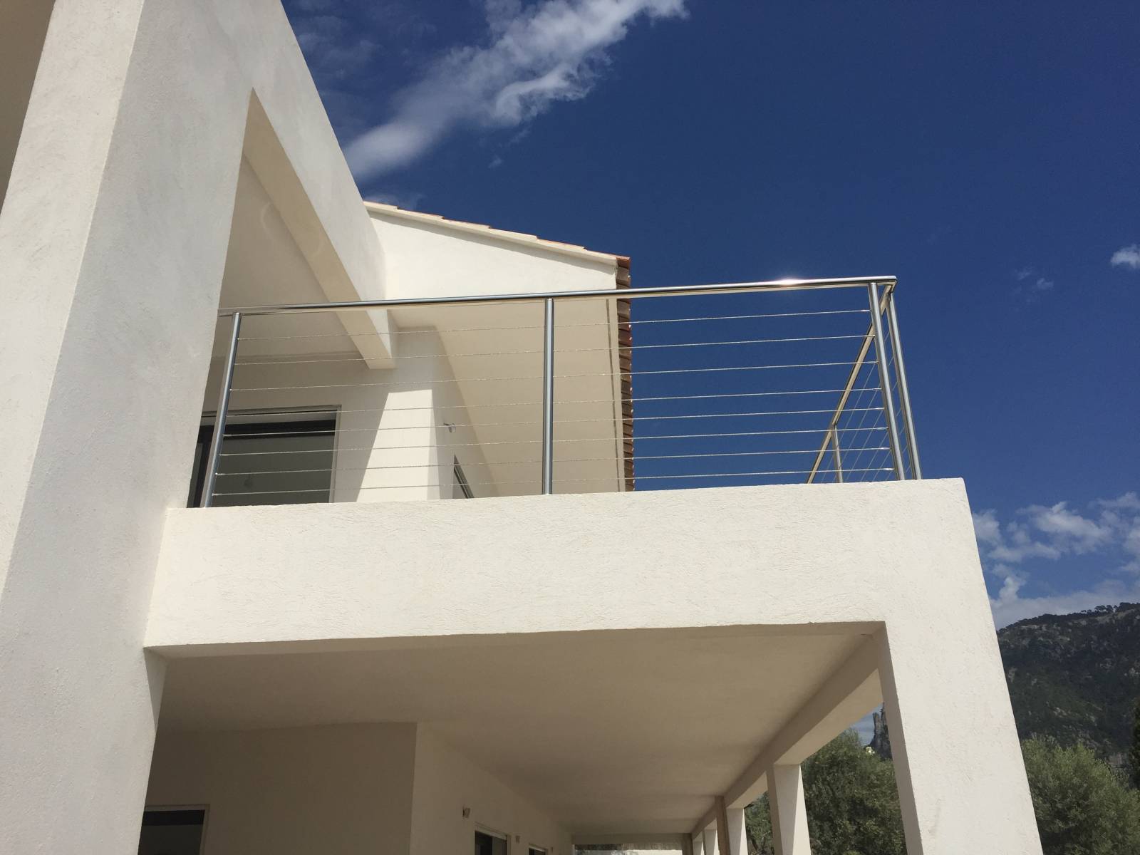 L’inox 316L poli brille sous le soleil, rehaussant le style de cette terrasse avec ses câbles finement espacés pour une touche d’originalité.