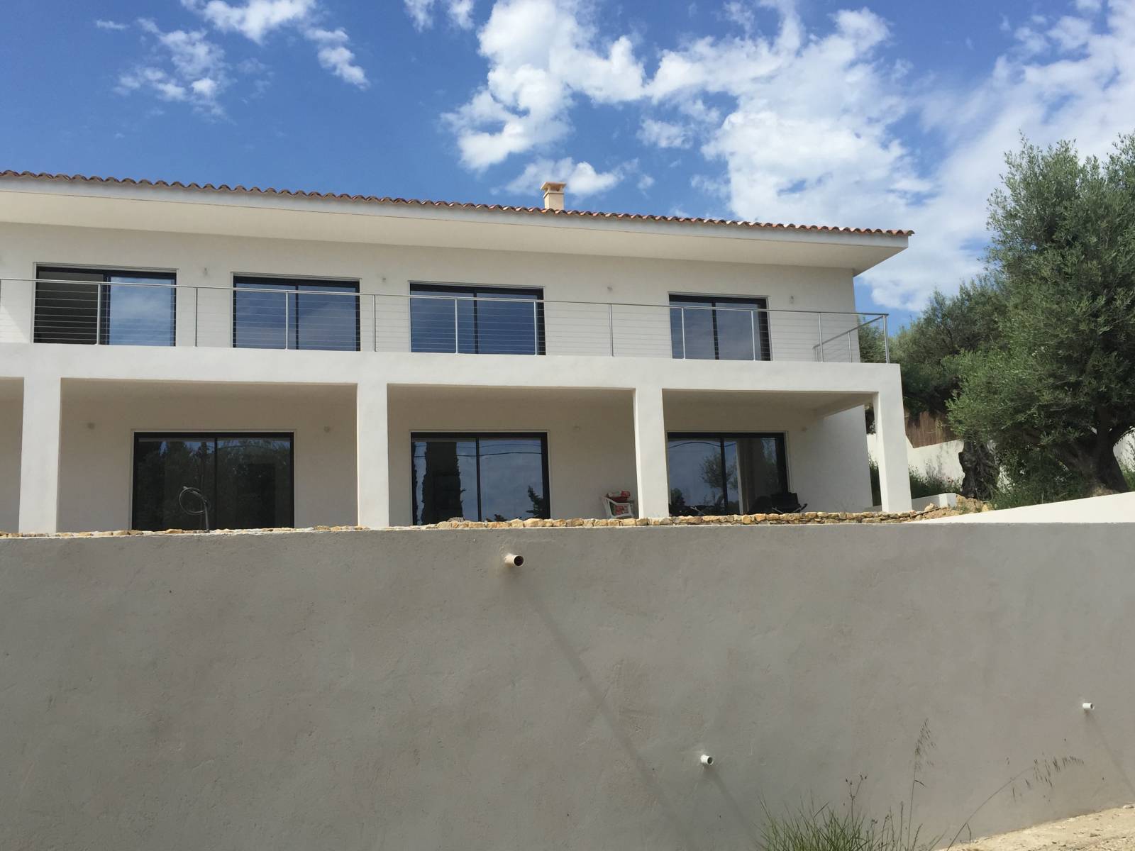 Rambarde en inox câblé protégeant une terrasse sur les hauteurs de Toulon.