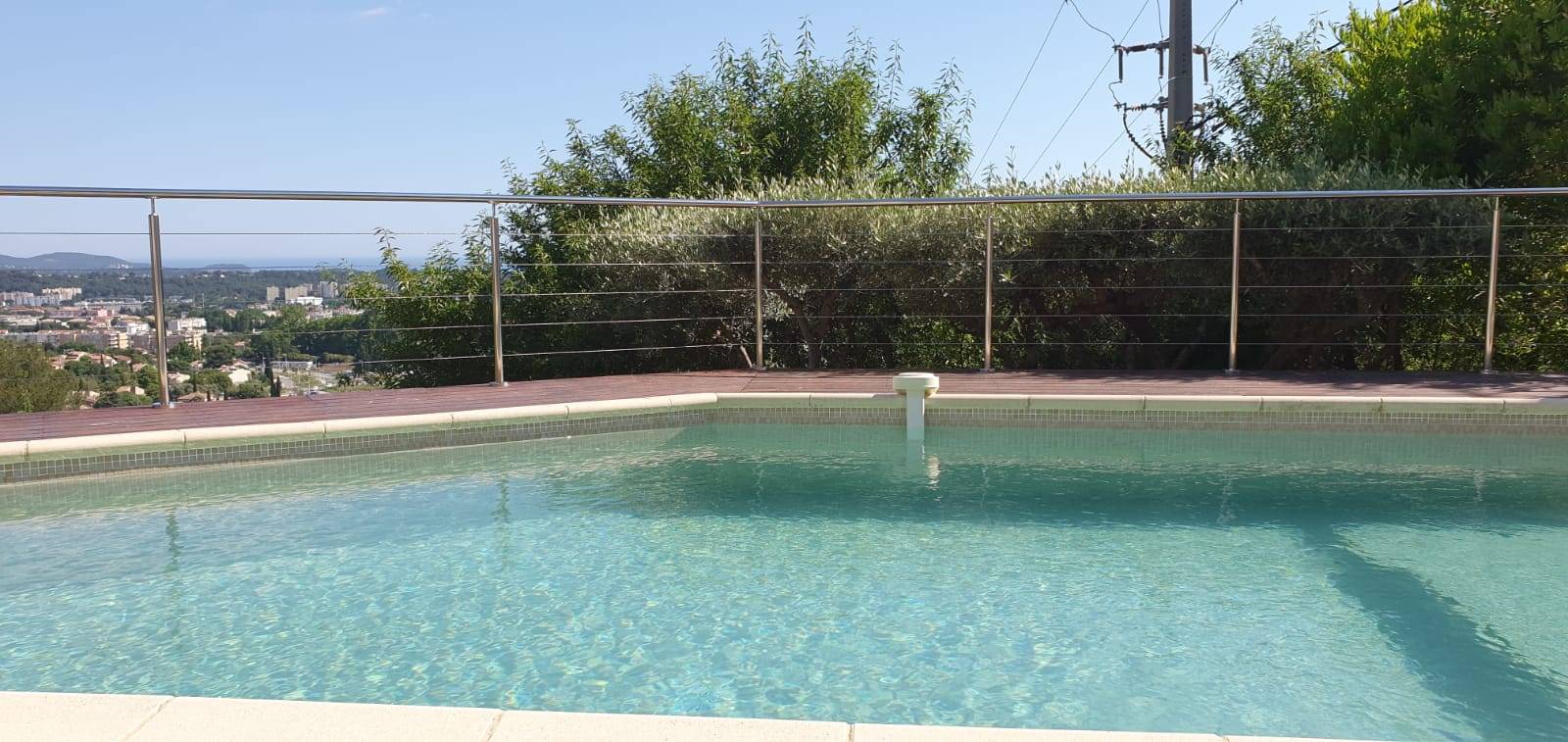 Pose d'un garde-fou pour terrasse en aluminium à Toulon dans le Var