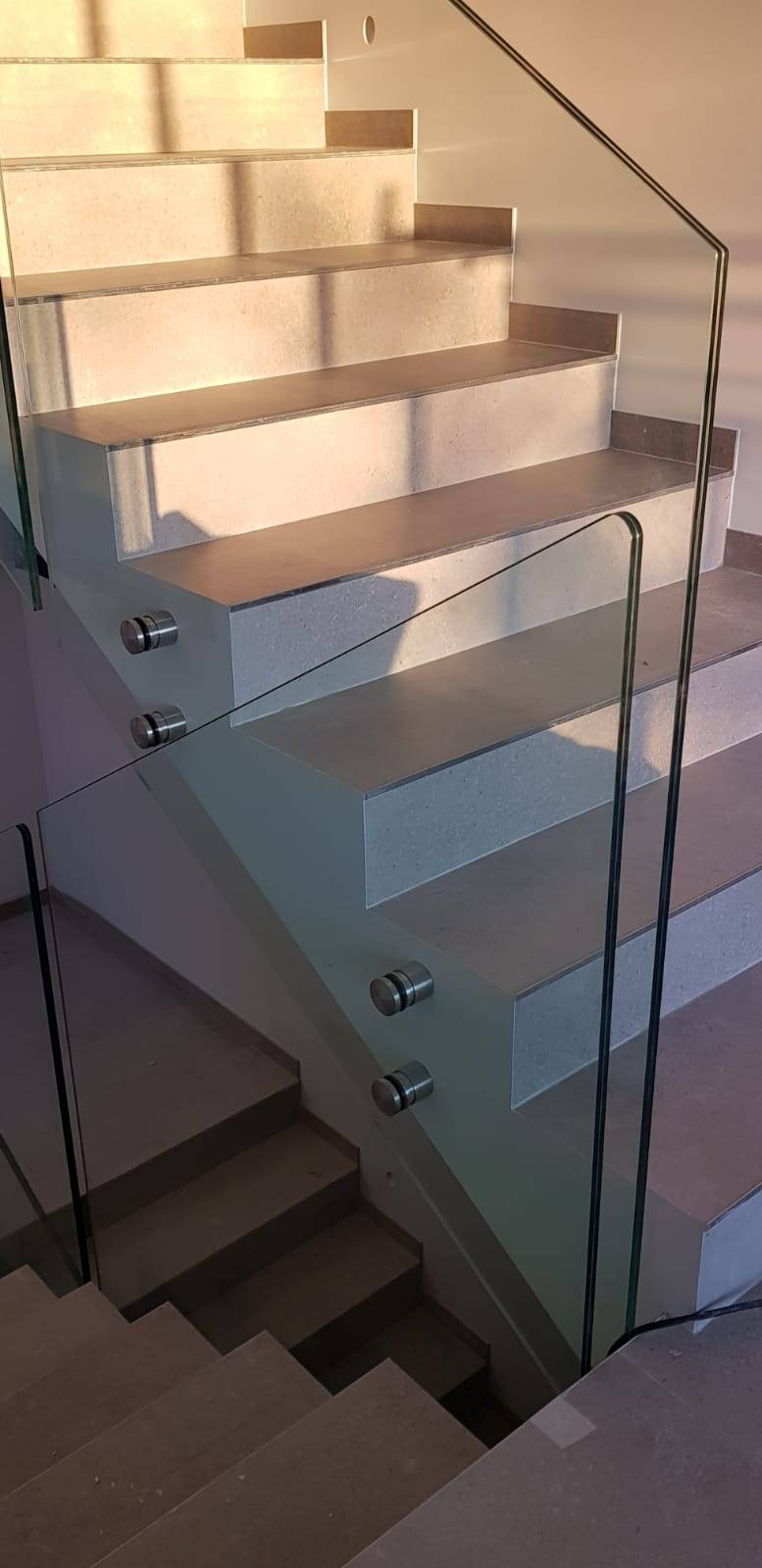 Garde-corps en verre clair trempé pour cage d'escalier à Hyères