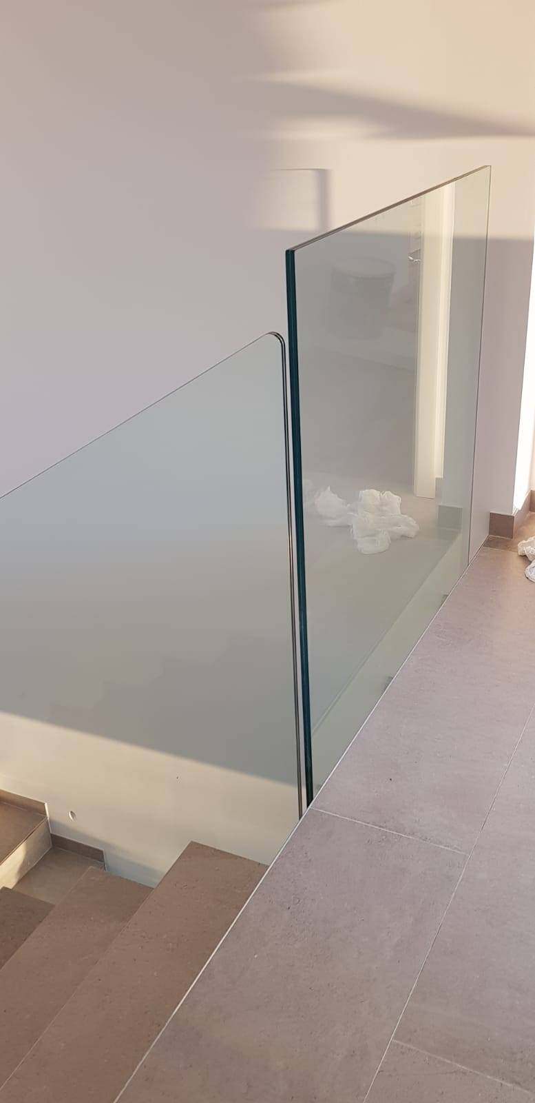 Garde-fou en verre clair sécurisé pour escalier à Hyères dans le Var