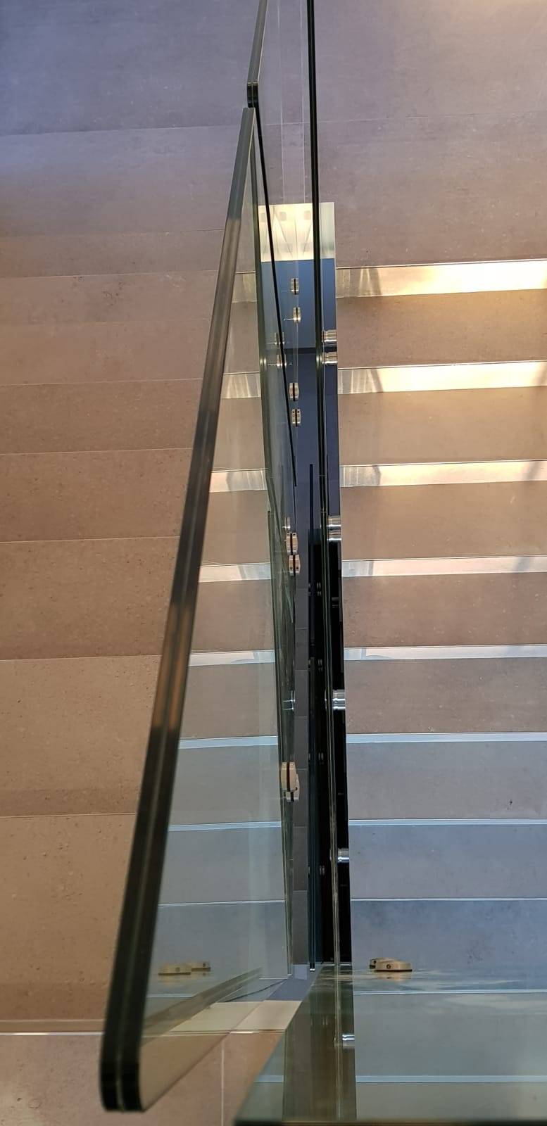 Garde- fou contemporain en verre pour escalier Hyères dans le Var