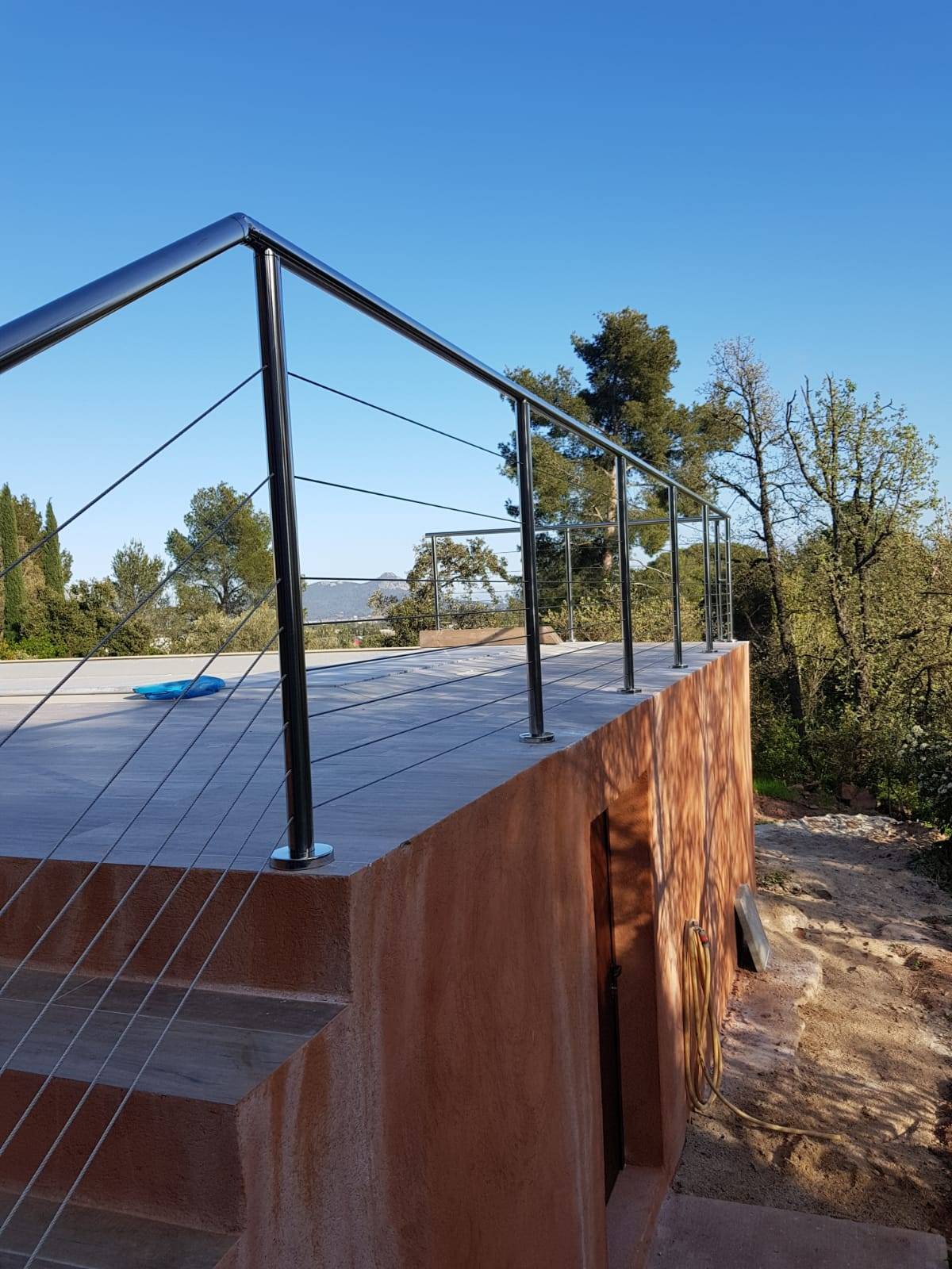 Garde-corps inox poli miroir et câbles pour sécuriser une piscine à La Farlède