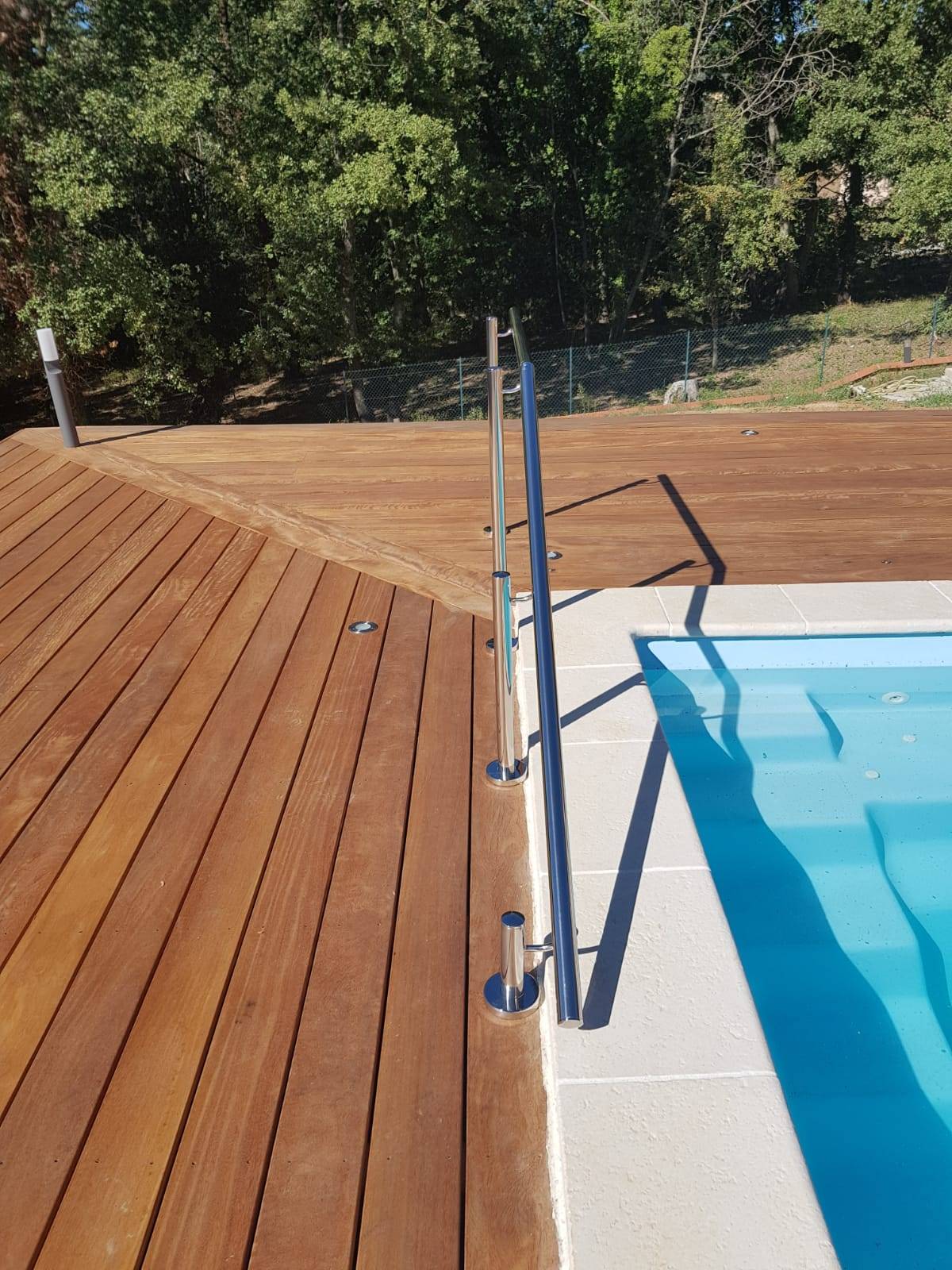 Rampe en inix poli pour sorie de piscine à Hyères dans le Var
