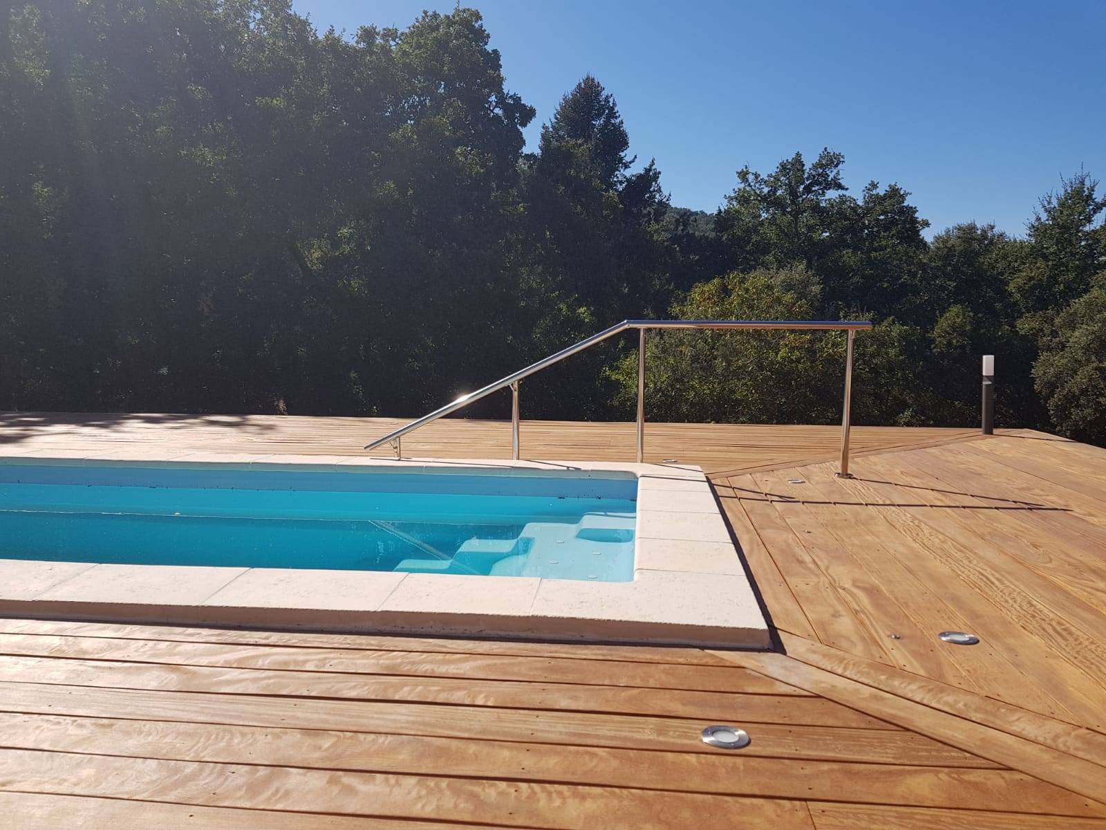 Faciliter la sortie d'une piscine par une rampe d'escalier inox à Hyères