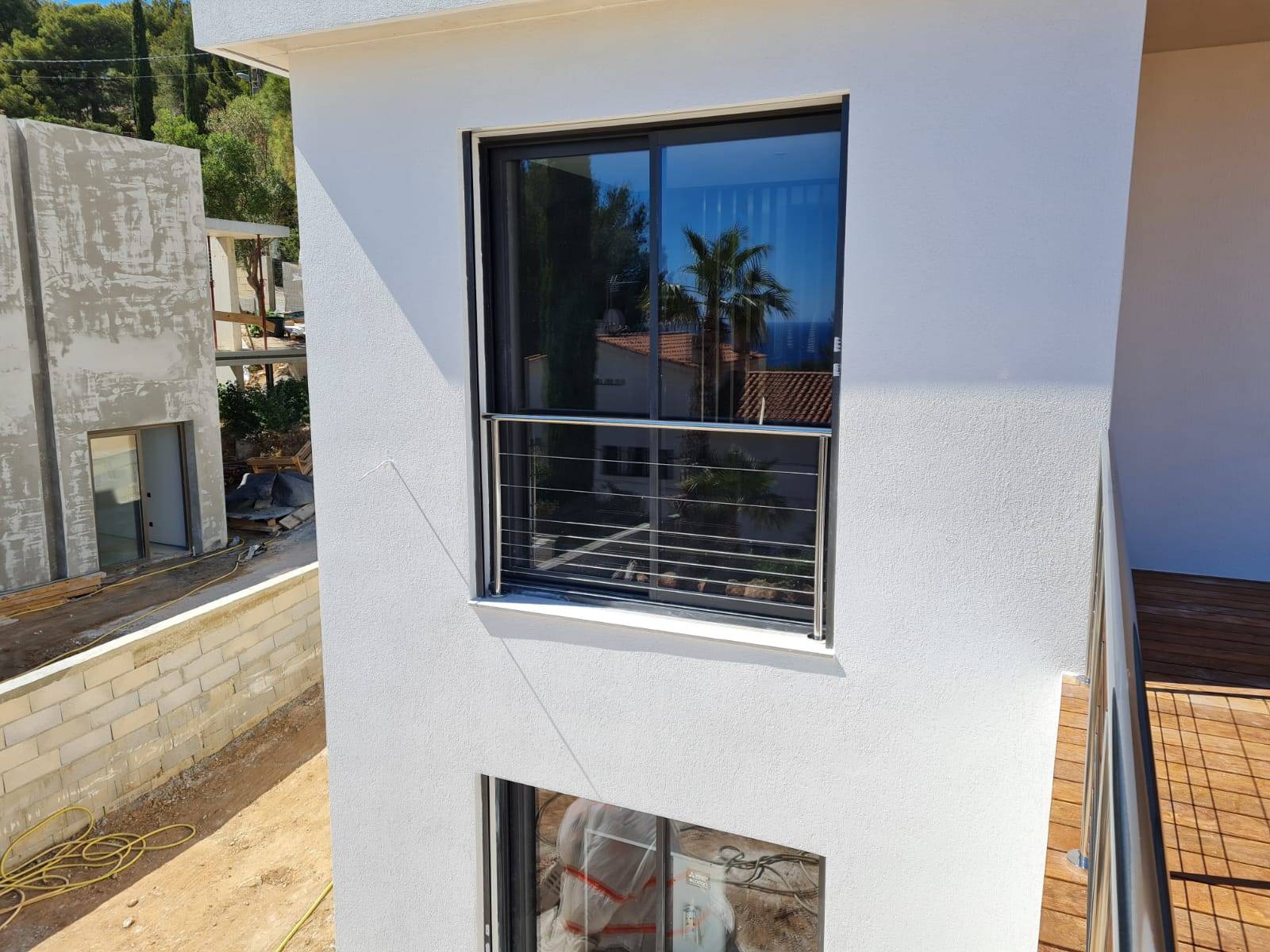 Pose d'une balustre inox câble pour fenêtre à Bandol