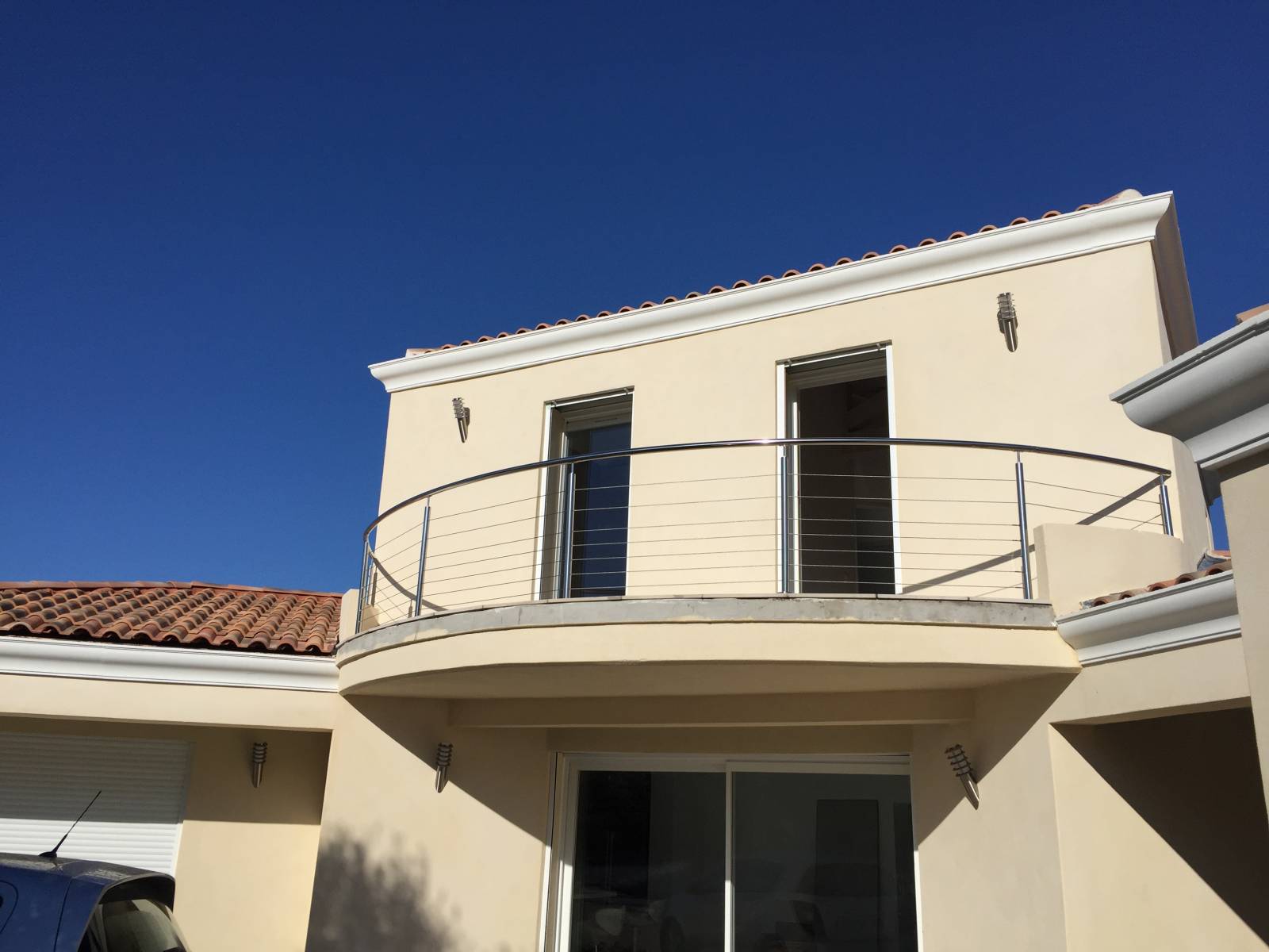 Installation de garde-corps en inox poli et câbles sur mesure pour balcon arrondi à Sanary