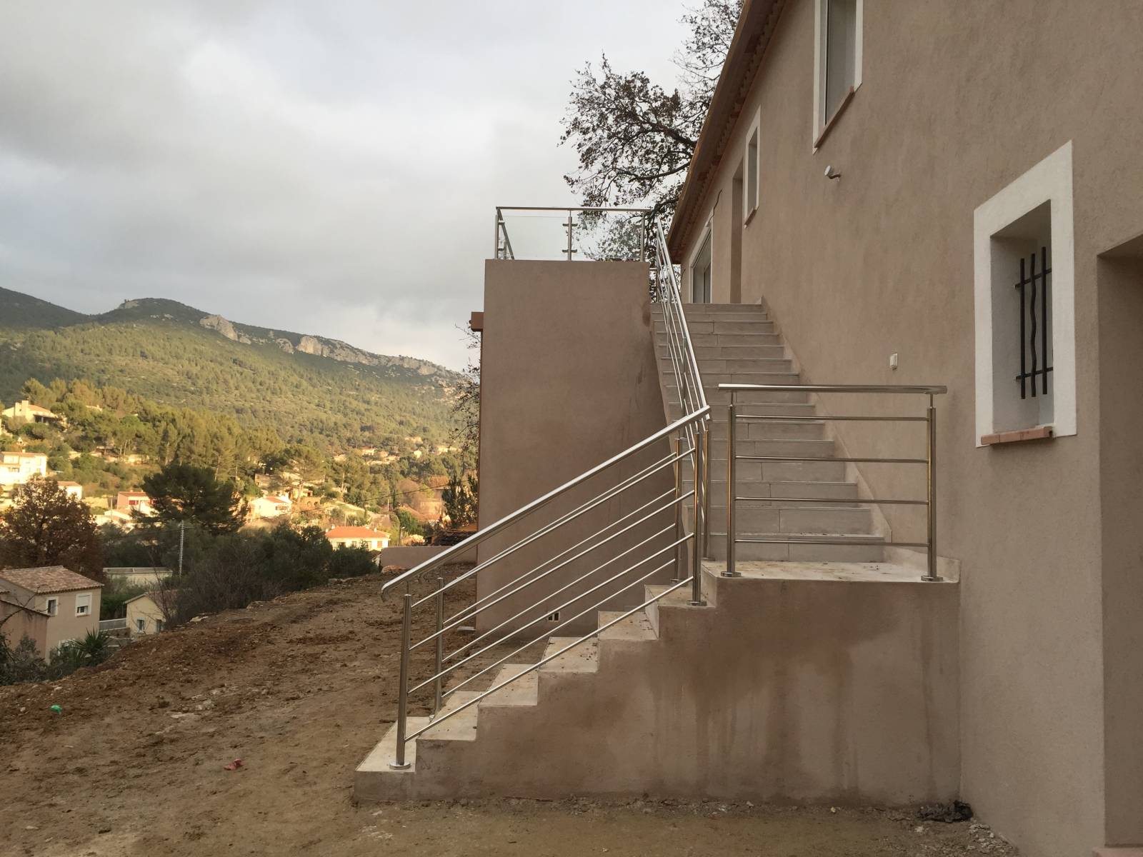 Installation de garde-corps en inox poli 316L avec verre sur acrotère à La Valette-du-Var