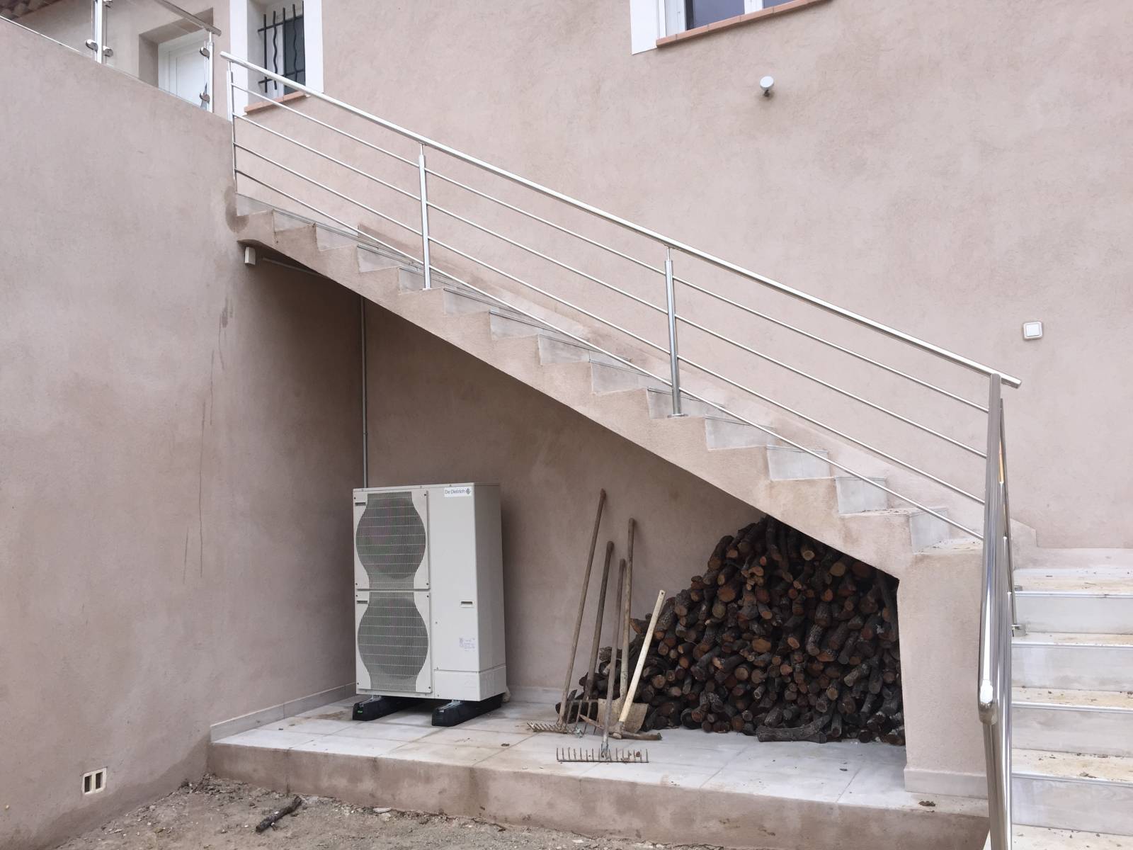 Installation de garde-corps en inox poli 316L avec verre sur acrotère à La Valette-du-Var