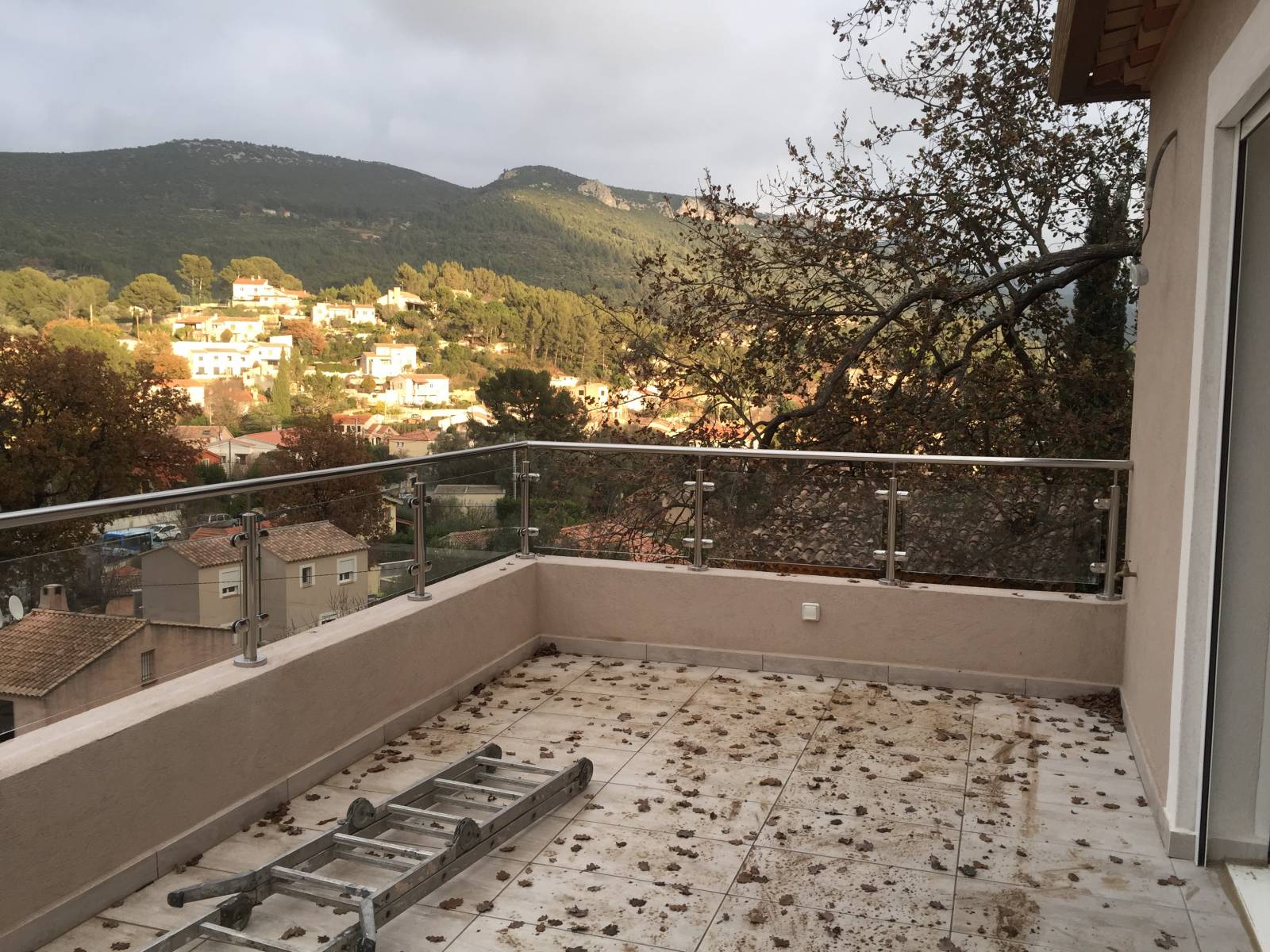 Installation de garde-corps en inox poli 316L avec verre sur acrotère à La Valette-du-Var