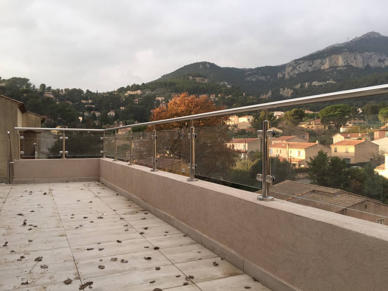 Installation de garde-corps en inox poli 316L avec verre sur acrotère à La Valette-du-Var