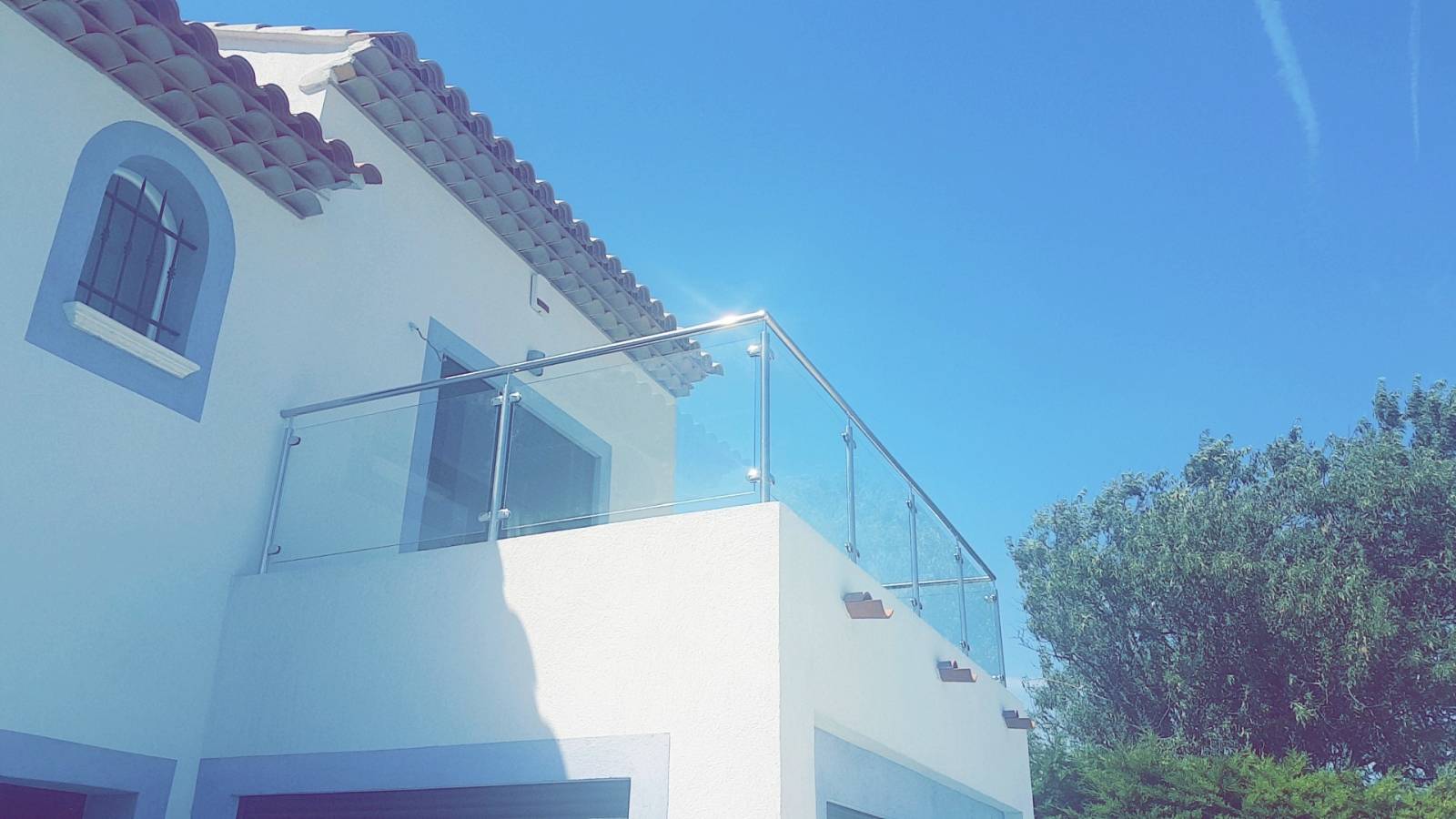 Garde-corps en inox et verre feuilleté sur une terrasse, combinant design moderne et haute sécurité.