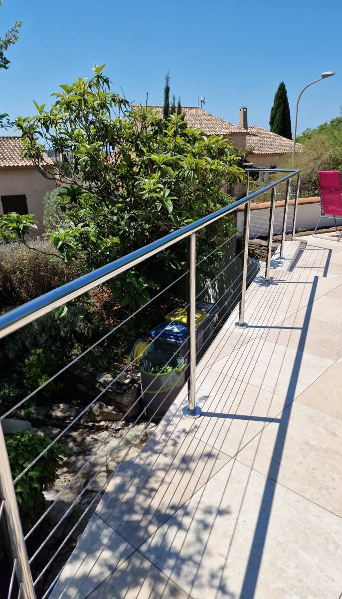 Sécurisation d'une terrasse avec piscine avec un garde-corps sur-mesure en inox poli et câbles à La Garde