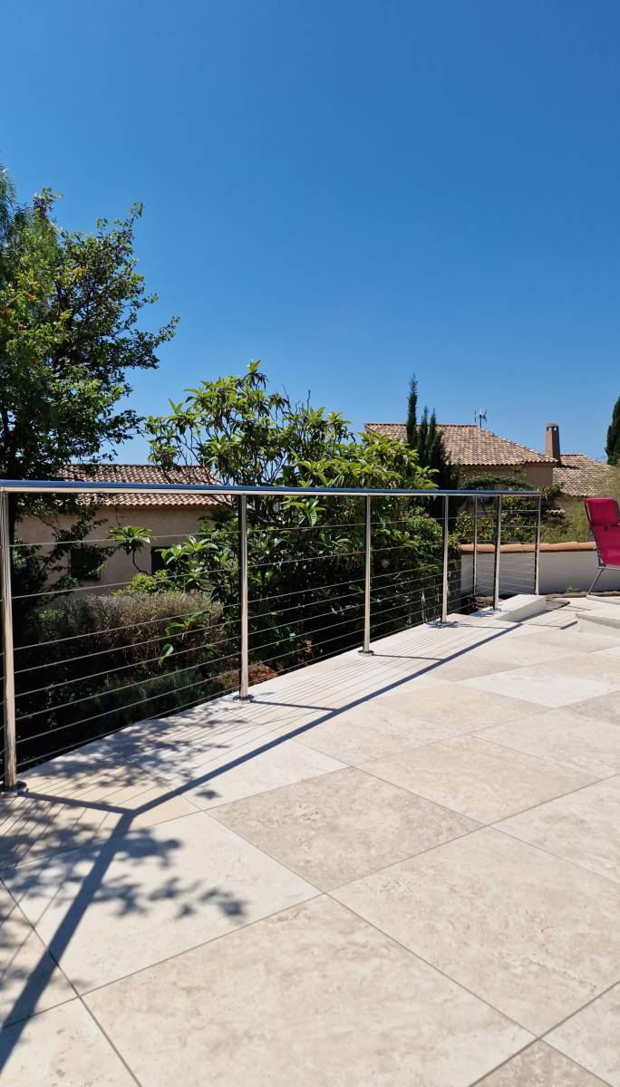 Sécurisation d'une terrasse avec piscine avec un garde-corps sur-mesure en inox poli et câbles à La Garde