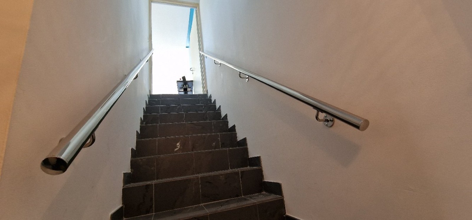 Conception et installation d'une main courante en inox pour l'escalier d'une maison située à La Garde