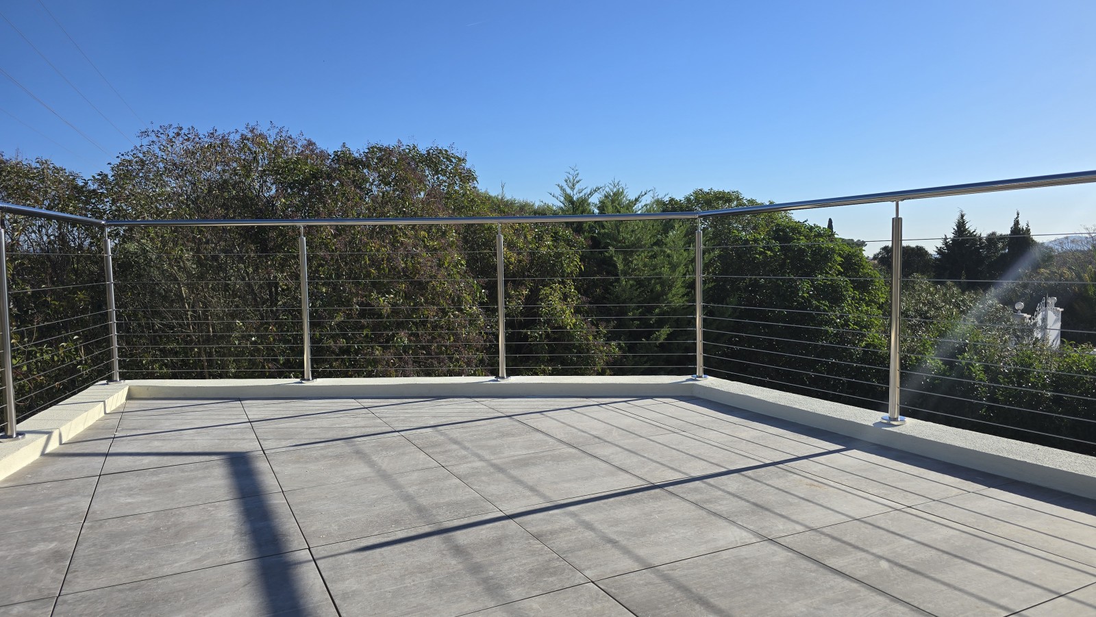Câbles tendus ultra-discrets pour protéger votre terrasse à Toulon 
