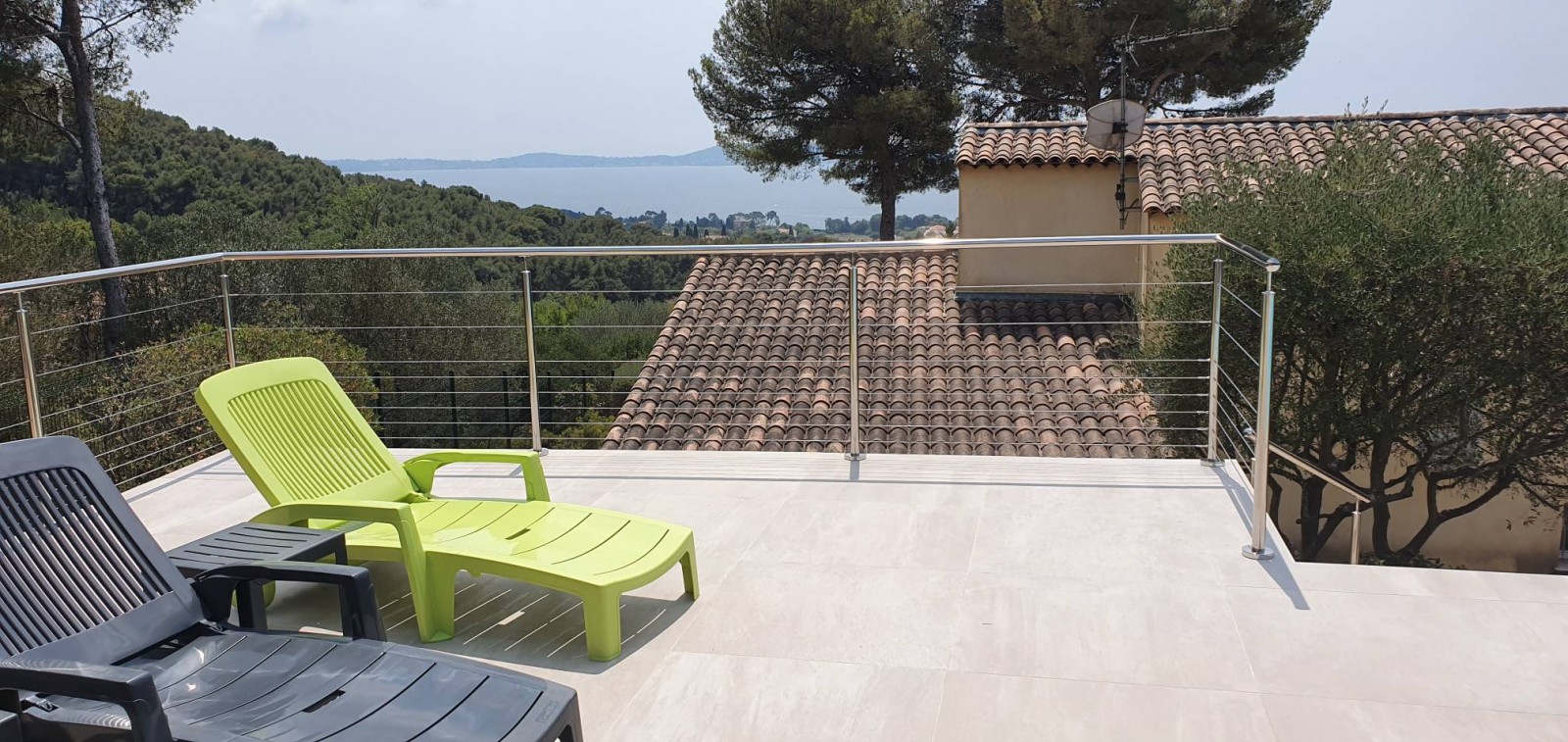 Brillance de l’inox poli miroir 316L reflétant la lumière du soleil au bord d’une piscine.