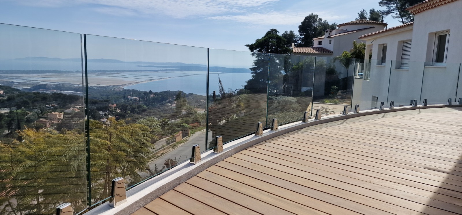 Expertise en fabrication et installation de garde-corps en verre sur pince et inox à Hyères : sécurité et élégance pour votre propriété