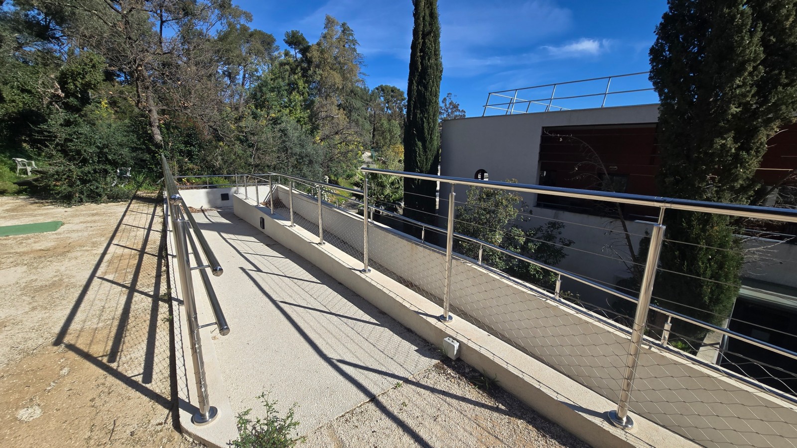 Garde-corps en inox poli et filet en inox sur-mesure à Sanary-sur-Mer : sécurité et esthétique pour votre propriété