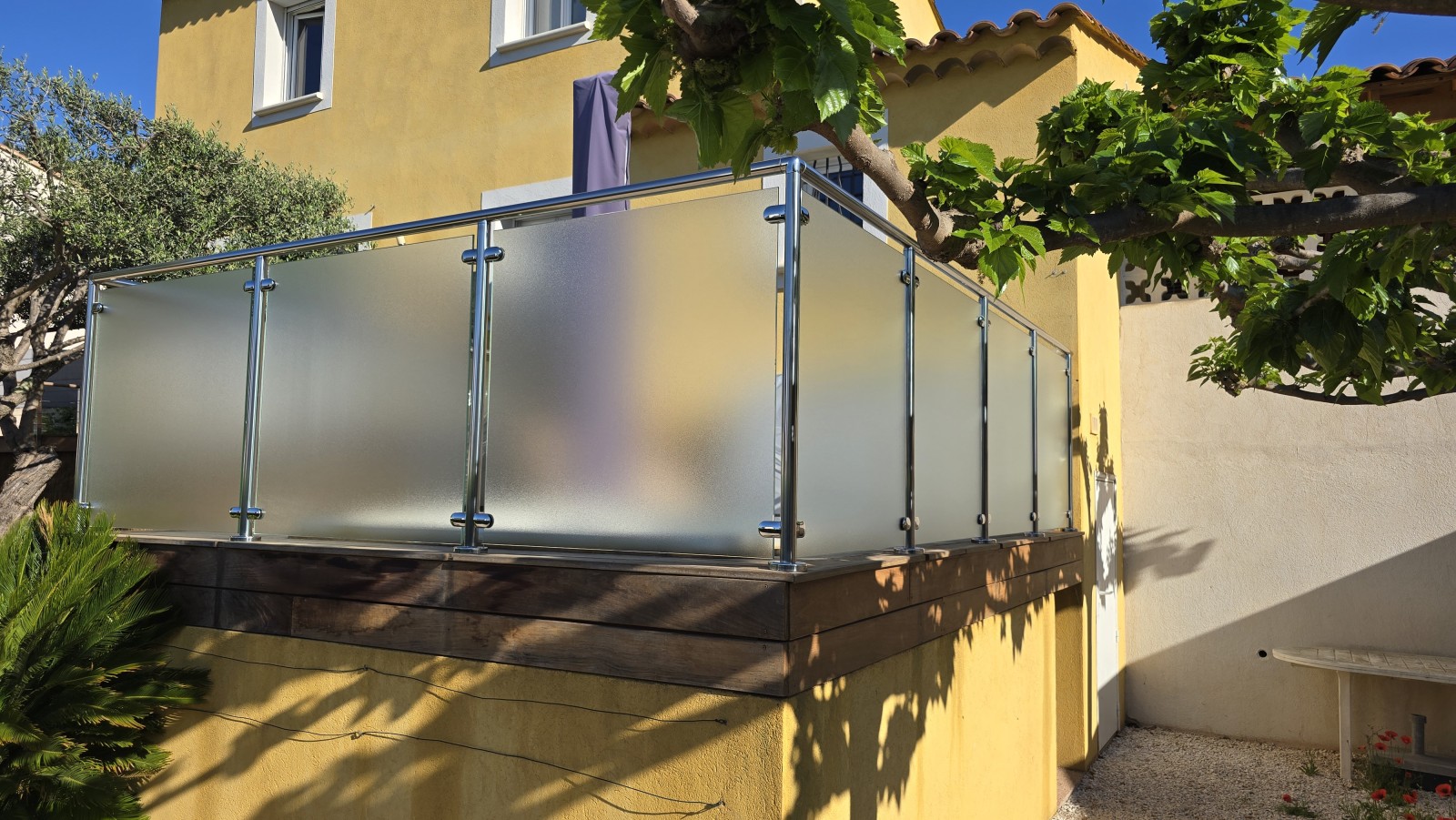 Élégance contemporaine avec un garde-corps en verre et inox dans le Var