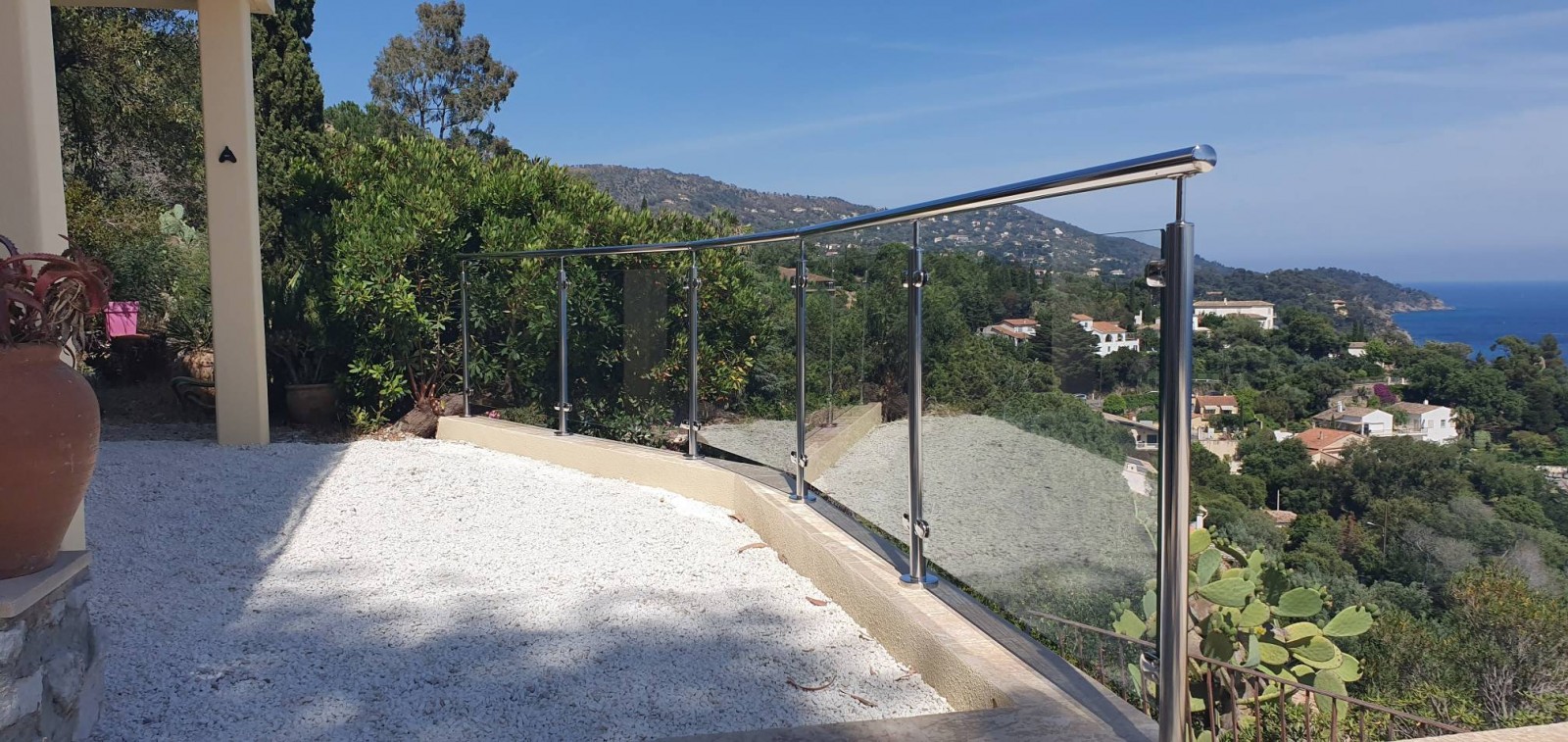 Fabrication sur mesure et pose sur terrasse d'un garde corps inox poli et verre à Hyères