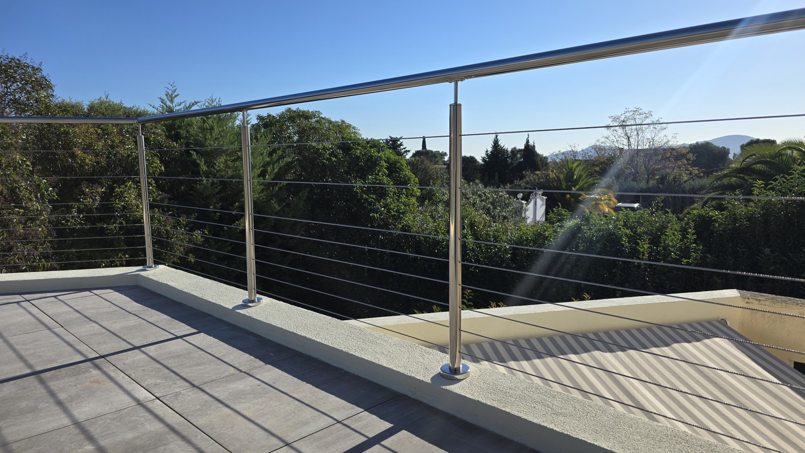 Installation facile et adaptable de garde-fou dans le Var