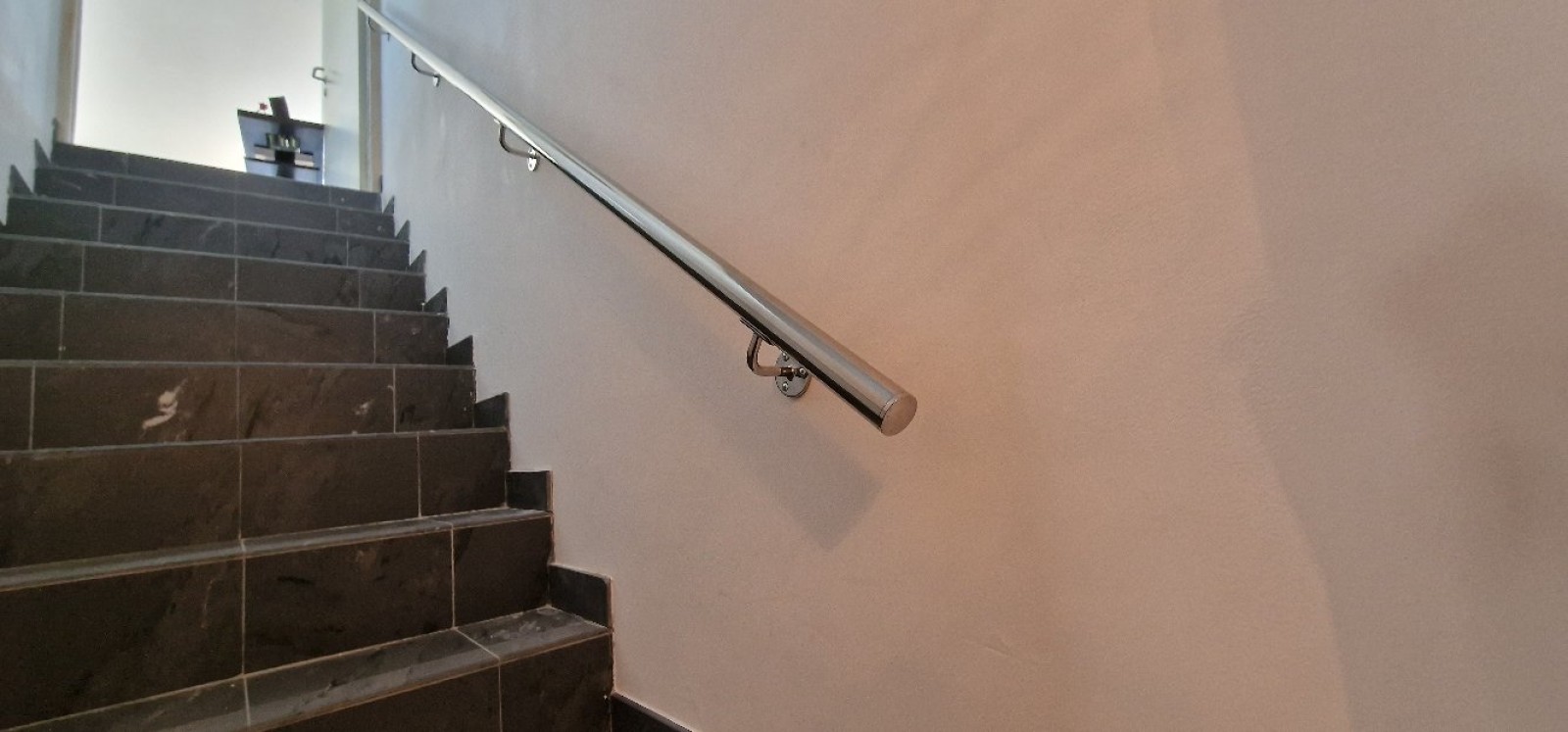 Conception et installation d'une main courante en inox pour l'escalier d'une maison située à La Garde