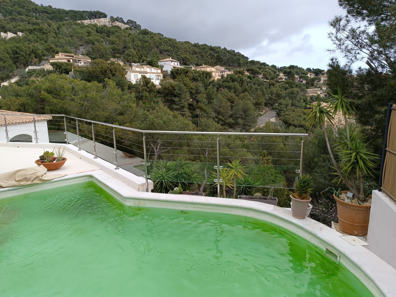 Garde-corps sur-mesure à Toulon : Expertise en fabrication et installation de garde-fous en inox poli, verre et câbles pour votre propriété