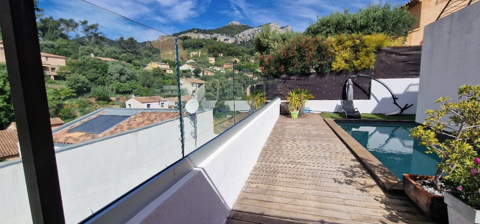 Installation d’un garde-corps en verre à Toulon : sécurisez votre espace extérieur avec piscine, que Vous soyez propriétaire ou locataire