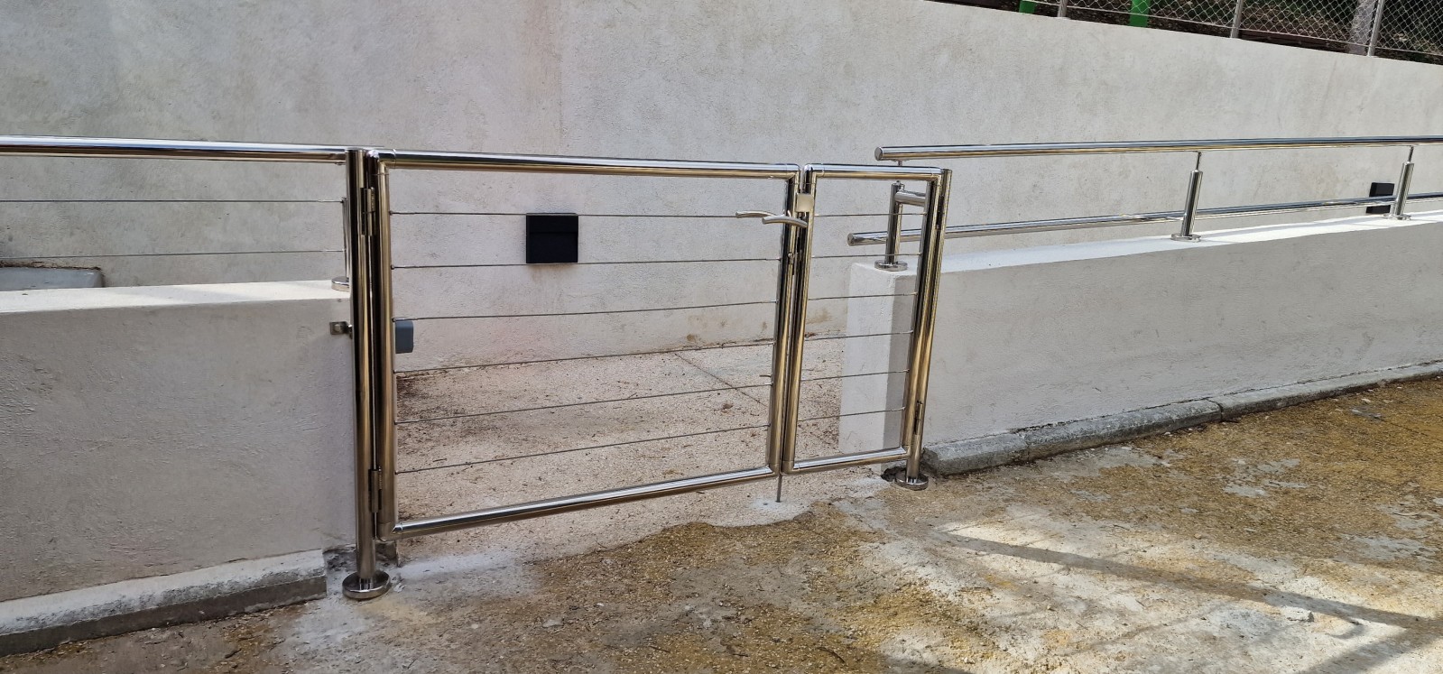 Garde-corps en inox poli et filet en inox sur-mesure à Sanary-sur-Mer : sécurité et esthétique pour votre propriété