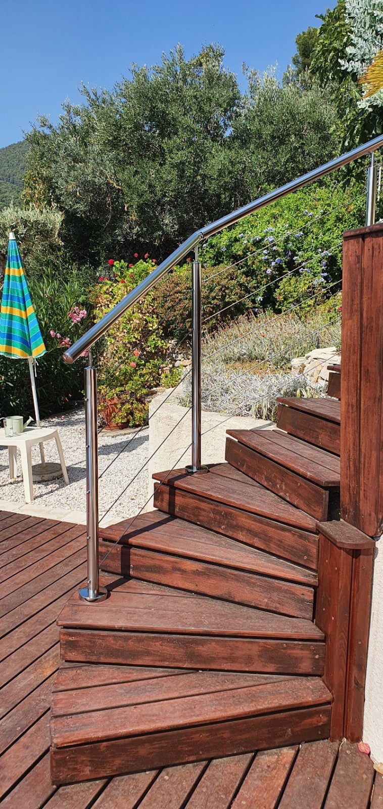 Installation d'une rampe d'escaliers en inox poli et câbles à Bandol : Découvrez l'expertise de SHM