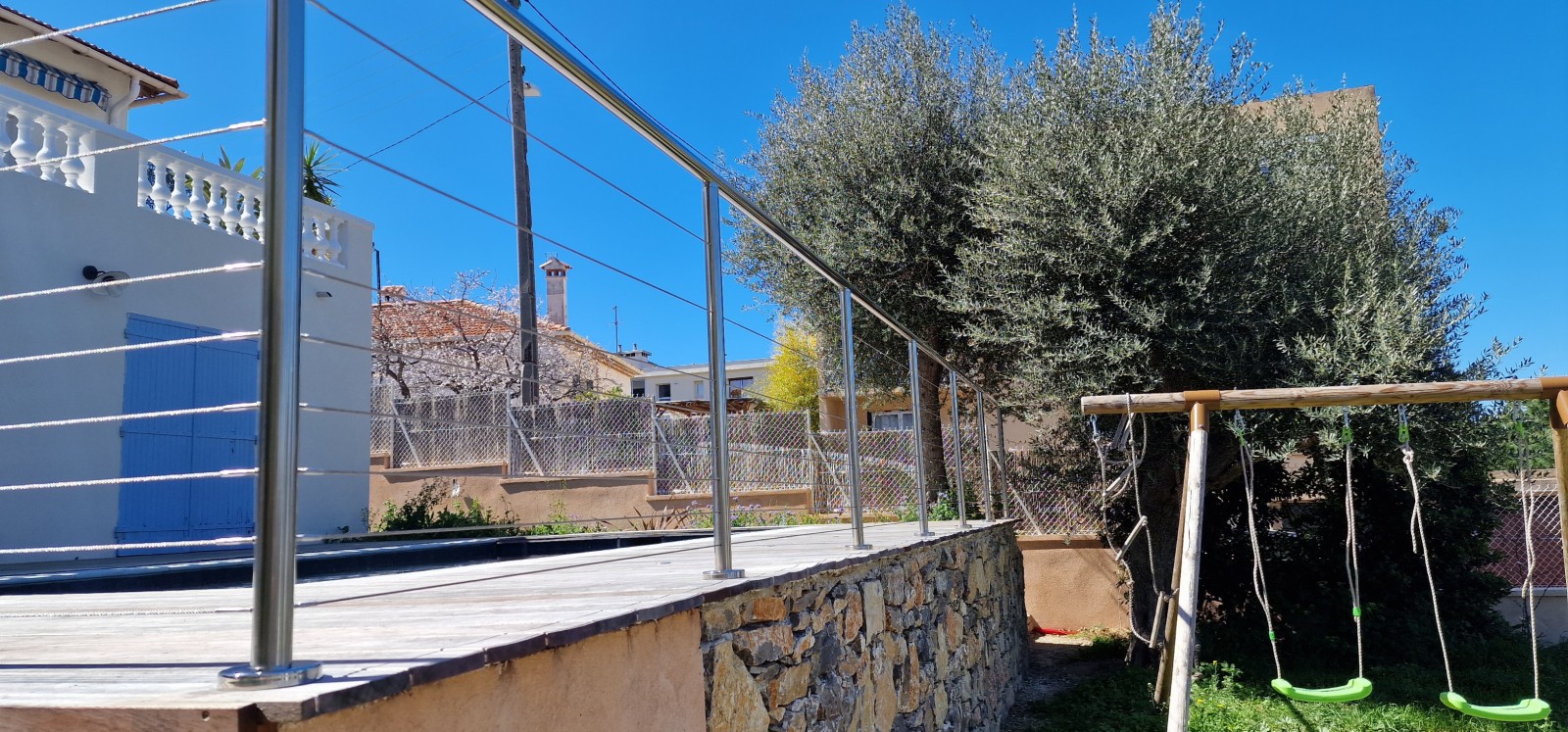 Garde-corps en inox poli et câbles à Sanary-sur-Mer : sécurité et esthétique avec SHM