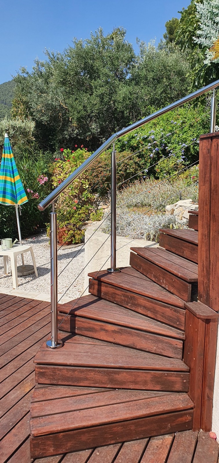 Installation d'une rampe d'escaliers en inox poli et câbles à Bandol : Découvrez l'expertise de SHM