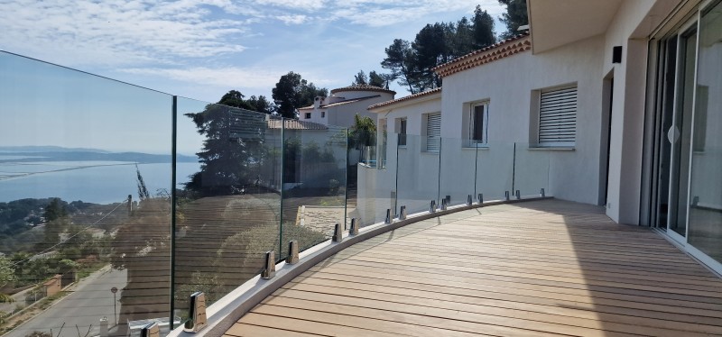 Expertise en fabrication et installation de garde-corps en verre sur pince et inox à Hyères : sécurité et élégance pour votre propriété