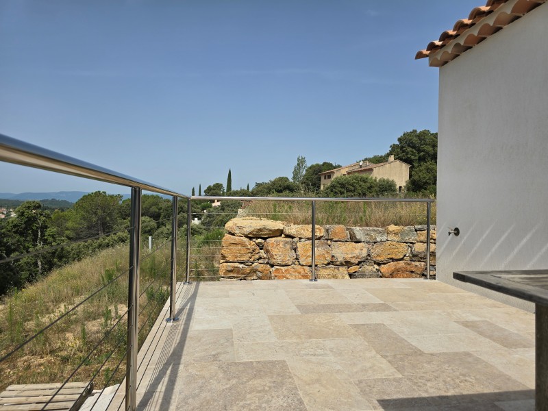 Installation d'un garde-corps en inox poli et câbles sur une terrasse à Hyères : Sécurité et esthétique au rendez-vous