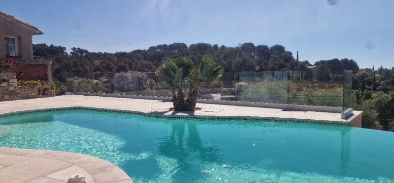  Installation d’un garde-corps en verre à La Valette-du-Var : sécurisez votre piscine pour un été en toute tranquillité