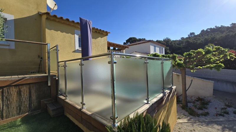 Garde-corps design en verre et inox pour sublimer un balcon au Lavandou