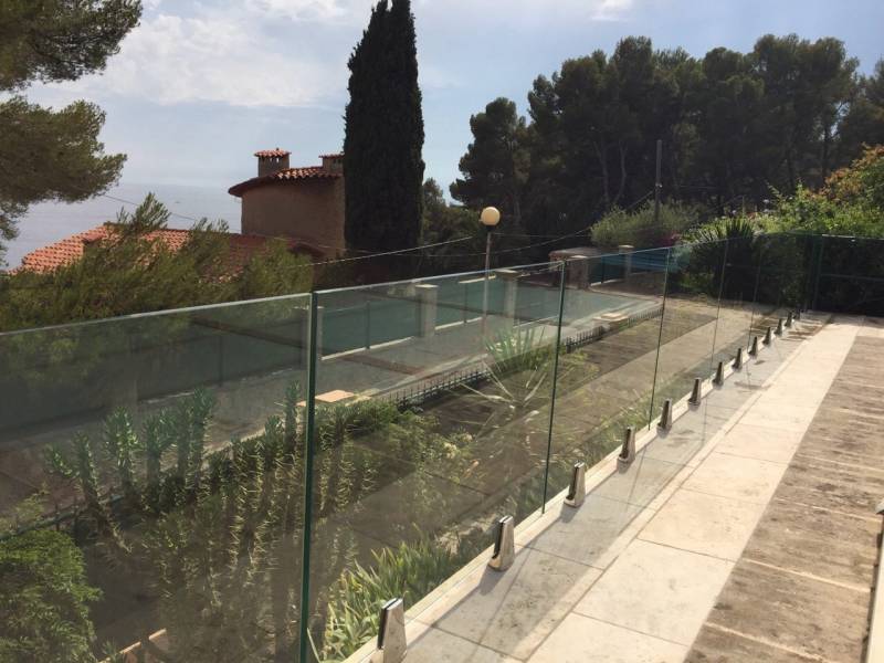 Installation de garde-corps en verre clair trempé avec pinces inox Poli 316L au bord de mer à Bandol