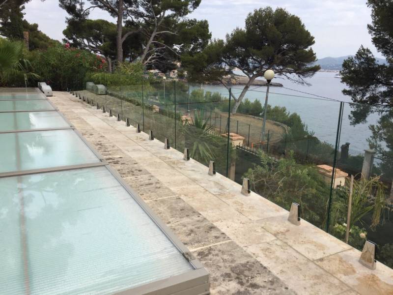 Installation de garde-corps en verre clair trempé avec pinces inox Poli 316L au bord de mer à Bandol