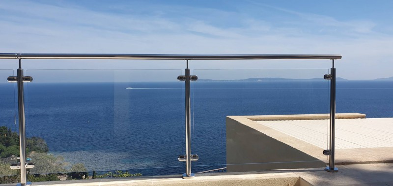 Fabrication sur mesure et pose sur terrasse d'un garde corps inox poli et verre à Hyères