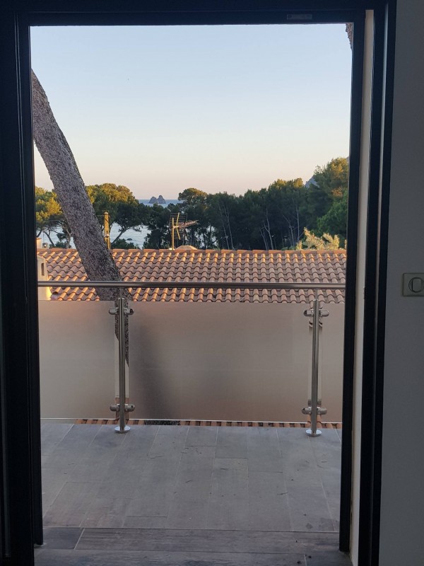 Garde corps inox poli miroir et verre imprimé à Toulon sur terrasse de chambre parentale.