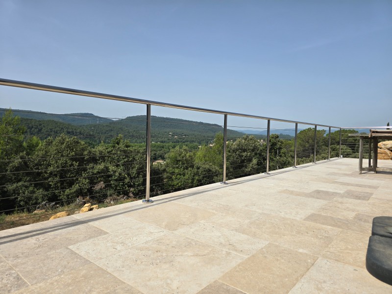 Installation d'un garde-corps en inox poli et câbles sur une terrasse à Hyères : Sécurité et esthétique au rendez-vous
