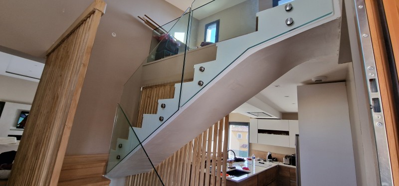 Sublimez et sécurisez votre intérieur avec nos garde-corps en verre et escaliers sur-mesure à Hyères