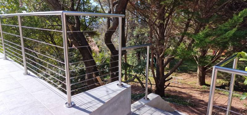 Garde corps en inox poli et câbles à Cuers