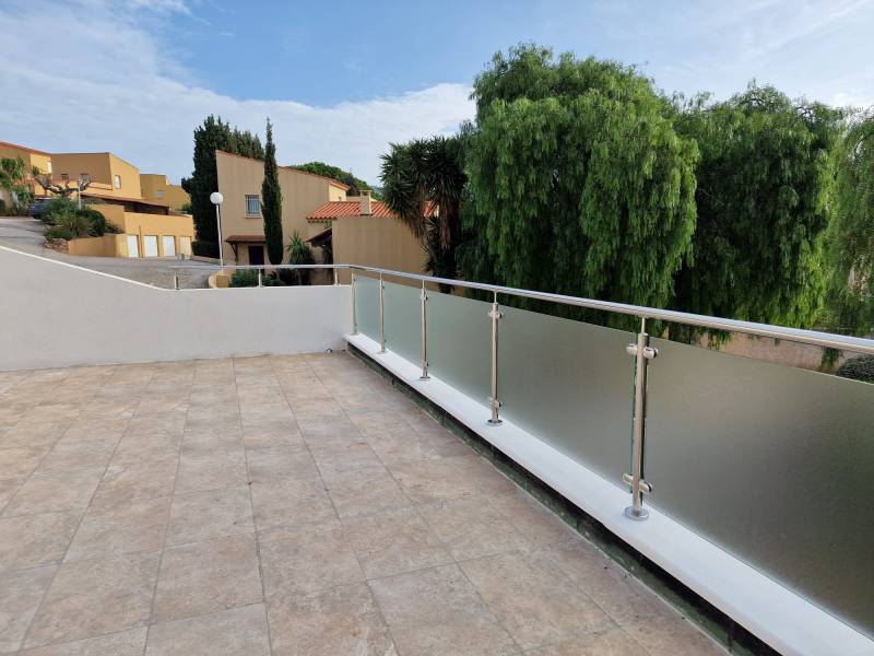 POSE D'UN GARDE-CORPS EN INOX ET VERRE IMPRIMÉ POUR SÉCURISER UNE TERRASSE À BORMES-LES-MIMOSAS