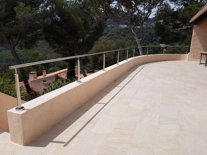 Installation de garde-corps en inox à Hyères : sécurisez votre piscine avec style !