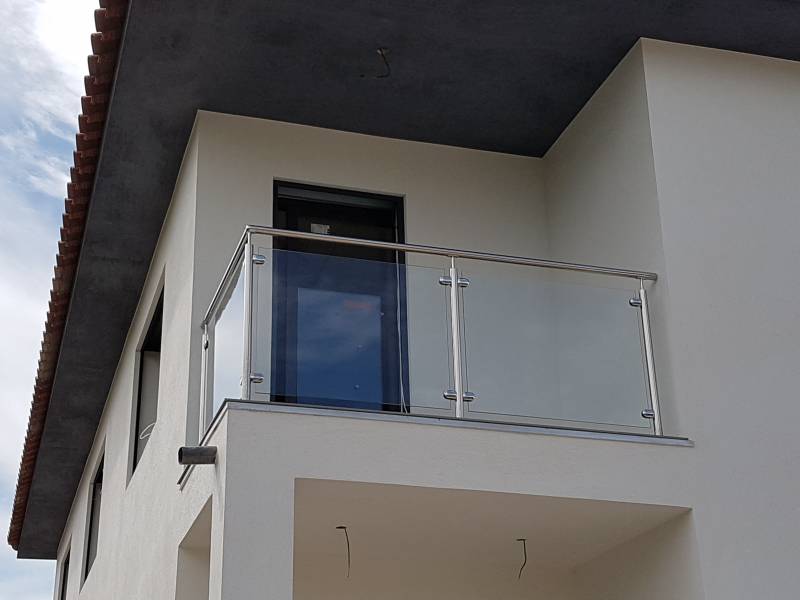 Maison à Toulon avec rambarde en inox 316L et remplissage en verre, intégrée harmonieusement dans l'espace extérieur.