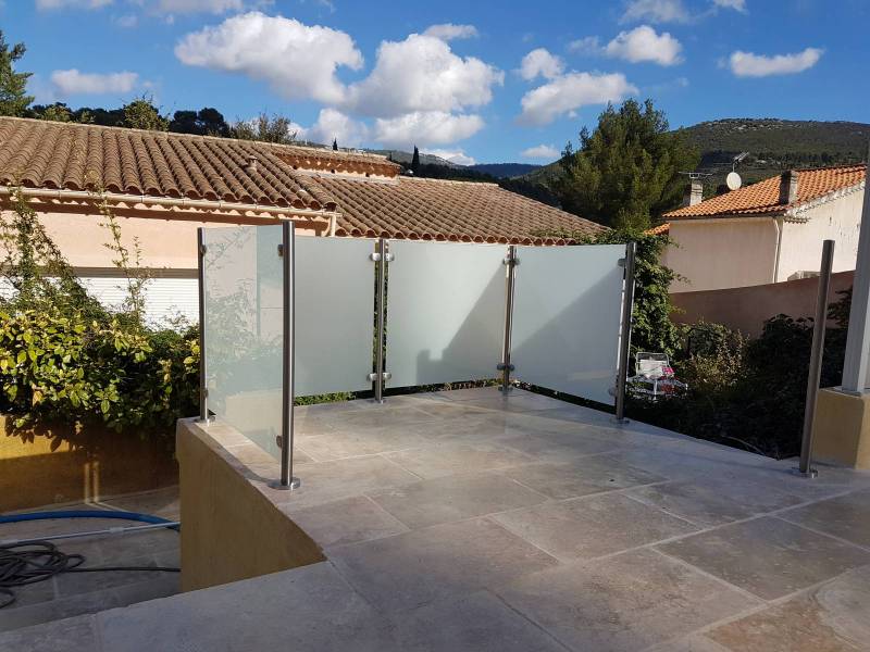 Pose d'un garde -corps inox et verre opaque dans le Var